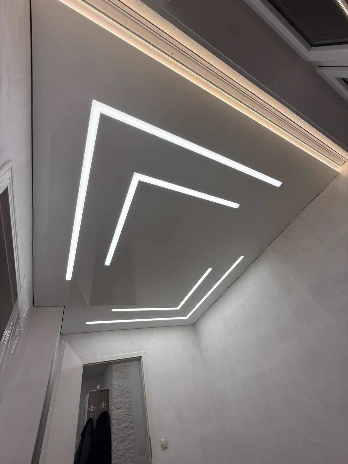 Spanndecke im Flur mit eingelassenen LED-Profilen
